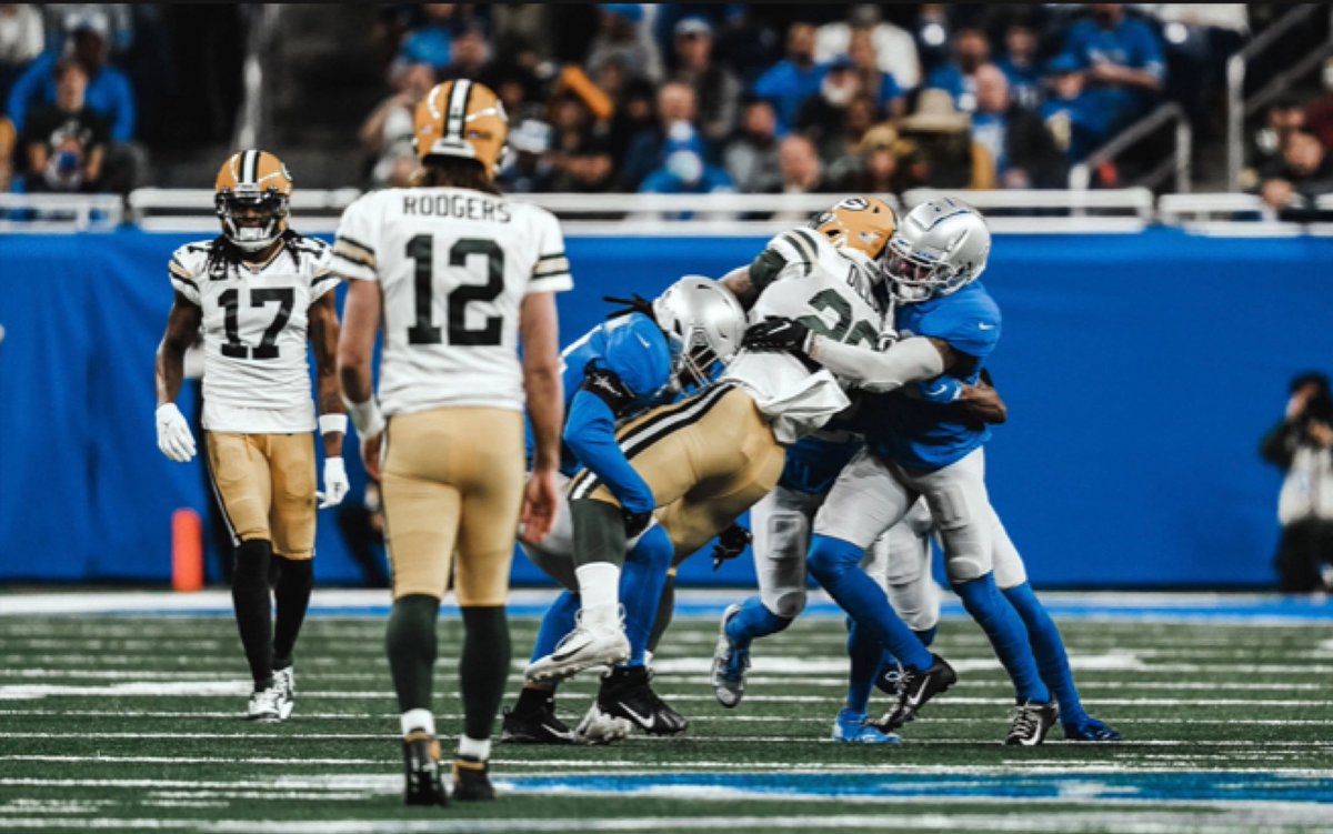 itsmugix's tweet photo. The moment Aaron Rodgers realized the Lions were a different team #OnePride https://t.co/XHD9a2NN72