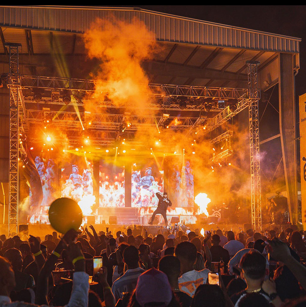 LatamStage's tweet image. @ChauvetPro junto a #MassiveProductions crea looks impecables para El Alfa - El Jefe 👨‍🎤#Curazao con #Maverick MK1, #STRIKE4,  #RogueR2 Spot, Beam y 26 de #R2Spot
👉bit.ly/3wIFd9F
📰bit.ly/3EMJNWK
#Chauvet#LatamStageNews #LatamStage