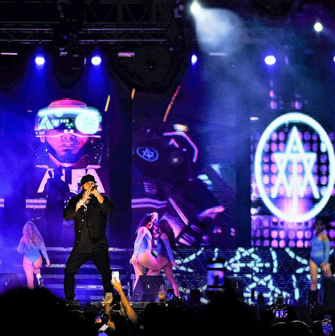 LatamStage's tweet image. @ChauvetPro junto a #MassiveProductions crea looks impecables para El Alfa - El Jefe 👨‍🎤#Curazao con #Maverick MK1, #STRIKE4,  #RogueR2 Spot, Beam y 26 de #R2Spot
👉bit.ly/3wIFd9F
📰bit.ly/3EMJNWK
#Chauvet#LatamStageNews #LatamStage