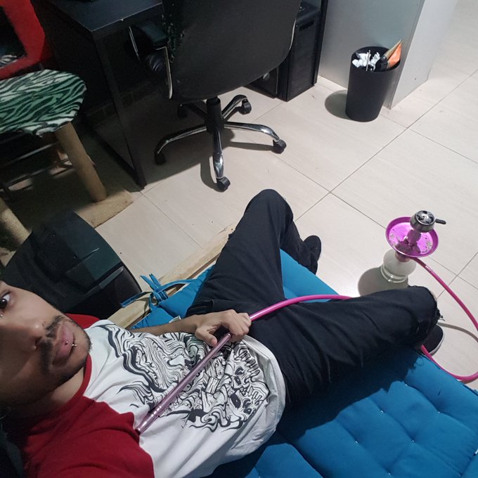 emo, com narguille rosa, pra combinar com o cabelo rosa, s&oacute; pra lembrar que.... queria sextar, mas ta<a href="/tag/novafotodeperfil"class="tags"><span>#novafotodeperfil</span></a>