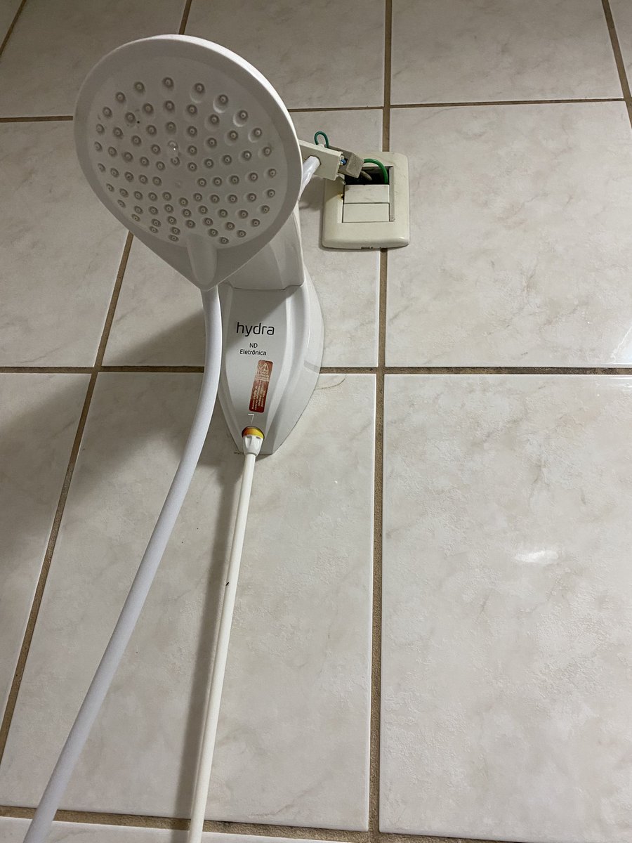 sussuangel's tweet photo. #SpaceSu
O chuveiro não é péssimo, mas se esquentar muito essa gambiarra explode ahahah..
Vamo tomar banho, me desejem sorte https://t.co/lLjJNGcPSl