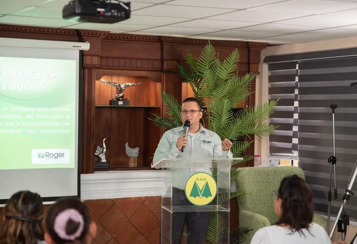 RogerGroup1's tweet image. El pasado martes 17 de Mayo nuestra empresa #RogerGroup de la mano del Lic. Francisco Bencosme, Encargado de Marketing; estuvo disertando la charla "Manejo de residuos y creaciones con materiales reciclados" en el marco de la XXII Expo Feria Vega Real Madre Feliz en la Casa Club.