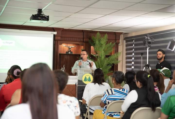 RogerGroup1's tweet image. El pasado martes 17 de Mayo nuestra empresa #RogerGroup de la mano del Lic. Francisco Bencosme, Encargado de Marketing; estuvo disertando la charla "Manejo de residuos y creaciones con materiales reciclados" en el marco de la XXII Expo Feria Vega Real Madre Feliz en la Casa Club.
