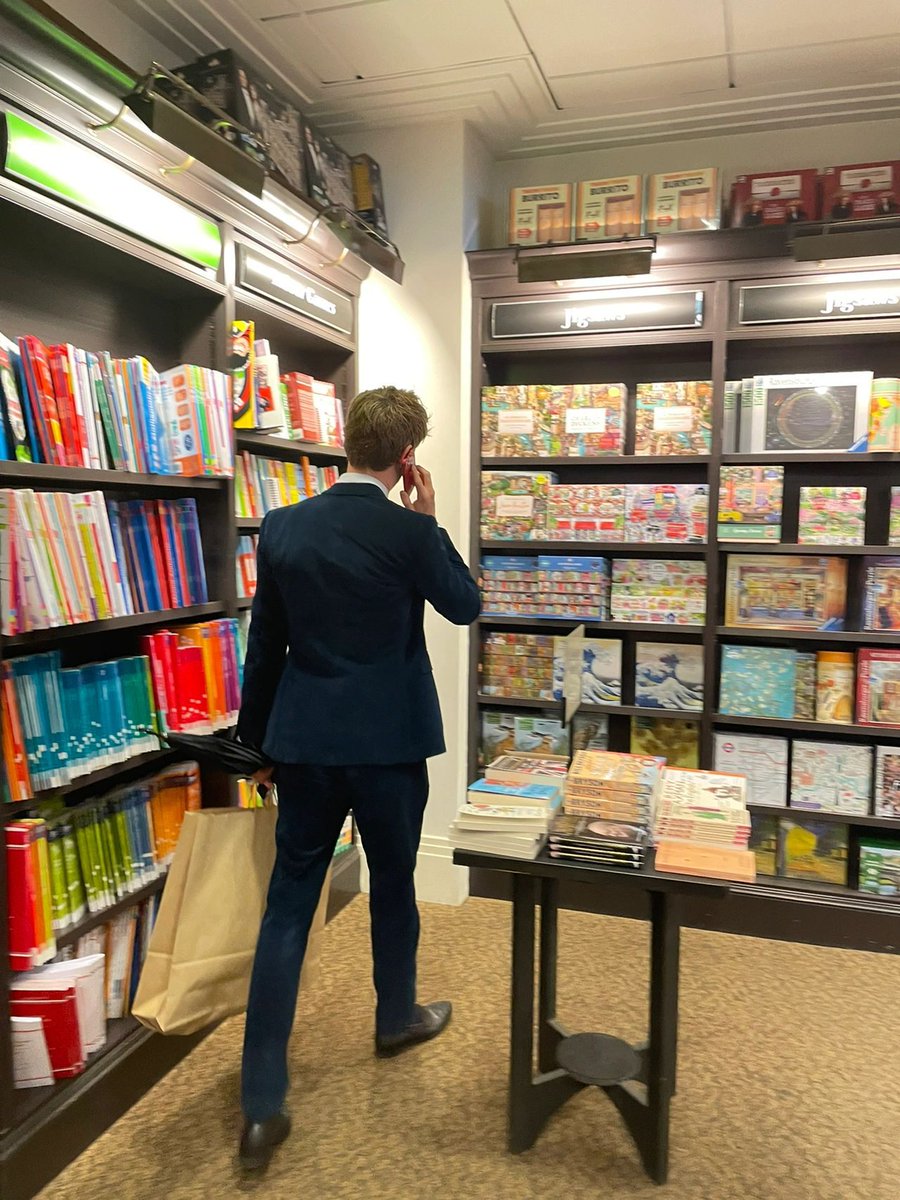 theRED61's tweet photo. 애기들 선물 사러 간 듯한 아빠 에디 레드메인씨😭😭😭😭😭

cr. https://t.co/kzqdSRzjtr

#EddieRedmayne
#NewtScamander #Newt
#FantasticBeasts https://t.co/EjR77iwQ56