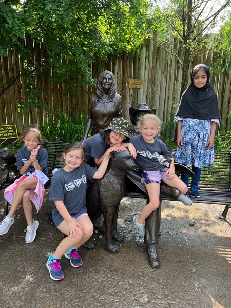 Emily_Kelly25's tweet photo. It turned out to be a gorgeous day for a zoo field trip! ⁦Thanks ⁦@BNLC_PTO⁩ and all the volunteers for making this possible! ⁦@BNLC_HCSD⁩ https://t.co/vxvLB6fFjp