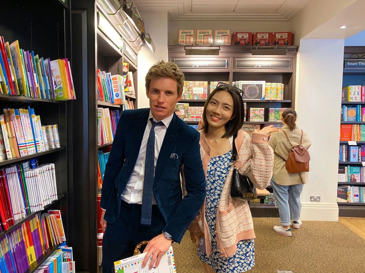 theRED61's tweet photo. 애기들 선물 사러 간 듯한 아빠 에디 레드메인씨😭😭😭😭😭

cr. https://t.co/kzqdSRzjtr

#EddieRedmayne
#NewtScamander #Newt
#FantasticBeasts https://t.co/EjR77iwQ56
