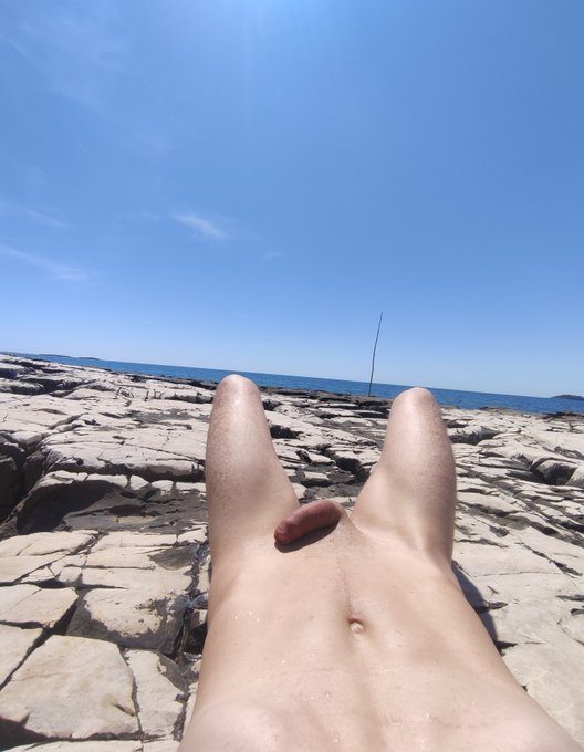 sunbathing ☀️  #beach #outdoor https://t.co/6YoMdf39Lb<a href="/tag/beach"class="tags">#beach</a><a href="/tag/outdoor"class="tags">#outdoor</a>