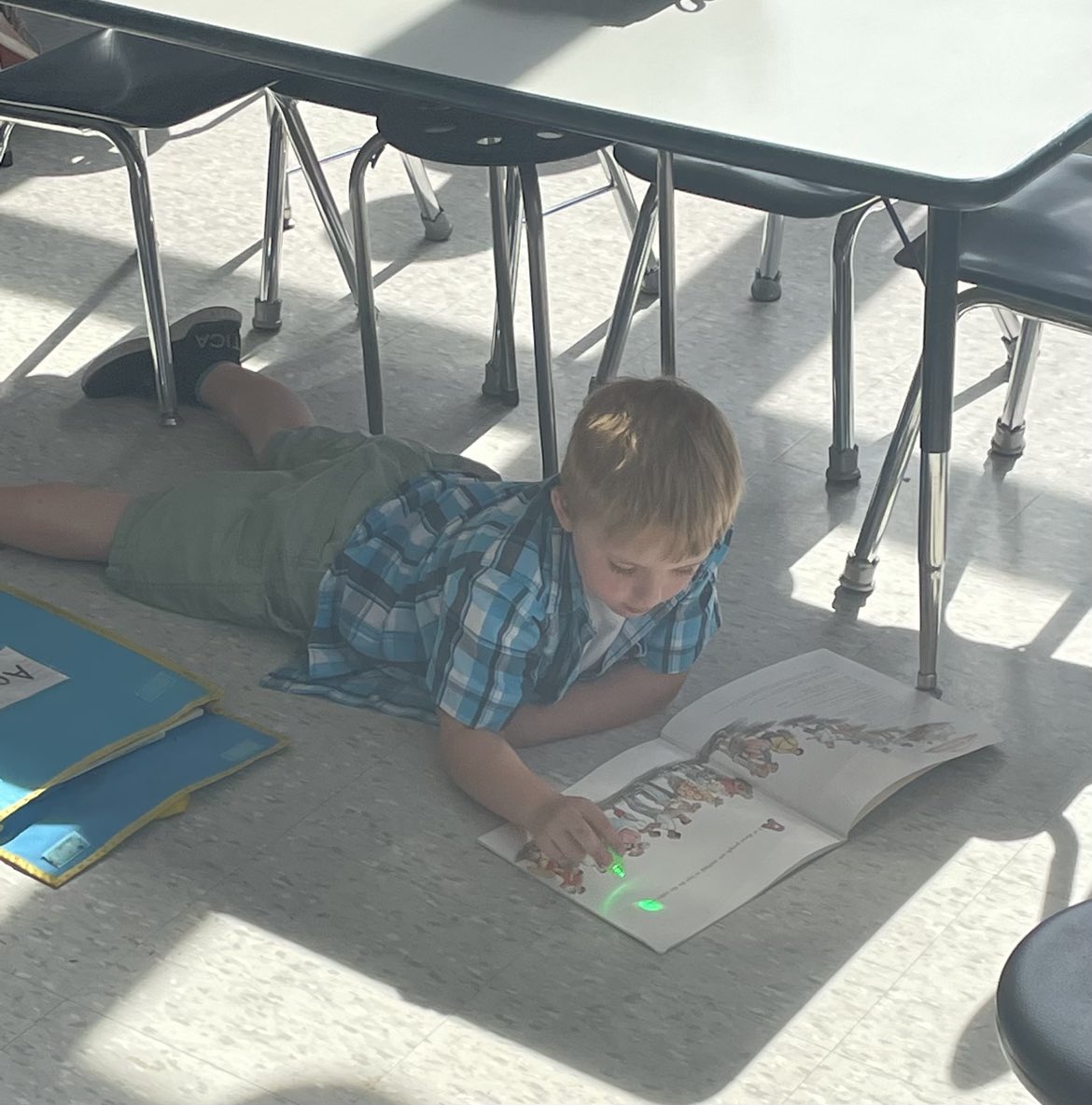 LeRoyWSS's tweet photo. Flashlight Friday in Miss Turman’s room is one of our favorite ways to end the week. These first graders are readers and leaders! 📚🔦 #readerscommunity https://t.co/8hFThMASFY