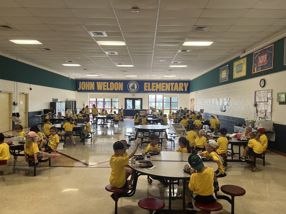 JWEwolves's tweet photo. Memories being made for Kindergarten at John Weldon! https://t.co/tDOr2eGkBR