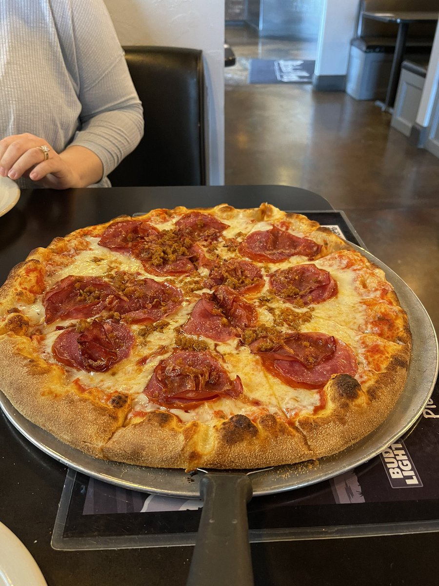 Currently in pizza heaven 🍕 #pizza #datenight #marriage