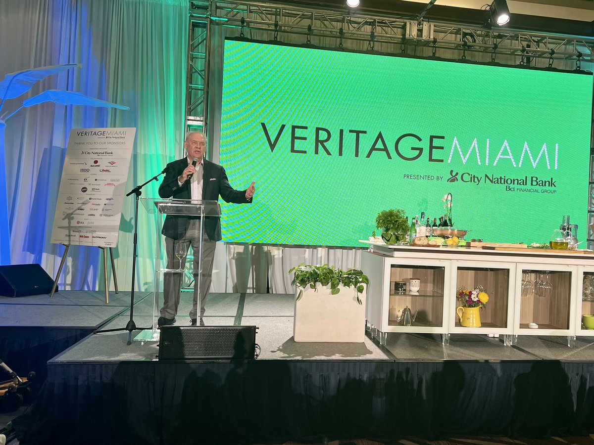 VeritageMiami's tweet photo. VeritageMiami Director, @FizzFan welcomes guests to #InteractiveDinner 2022.
#EatDrinkUnite #InteractiveDinner #VeritageMiami https://t.co/rF4ADCjbne