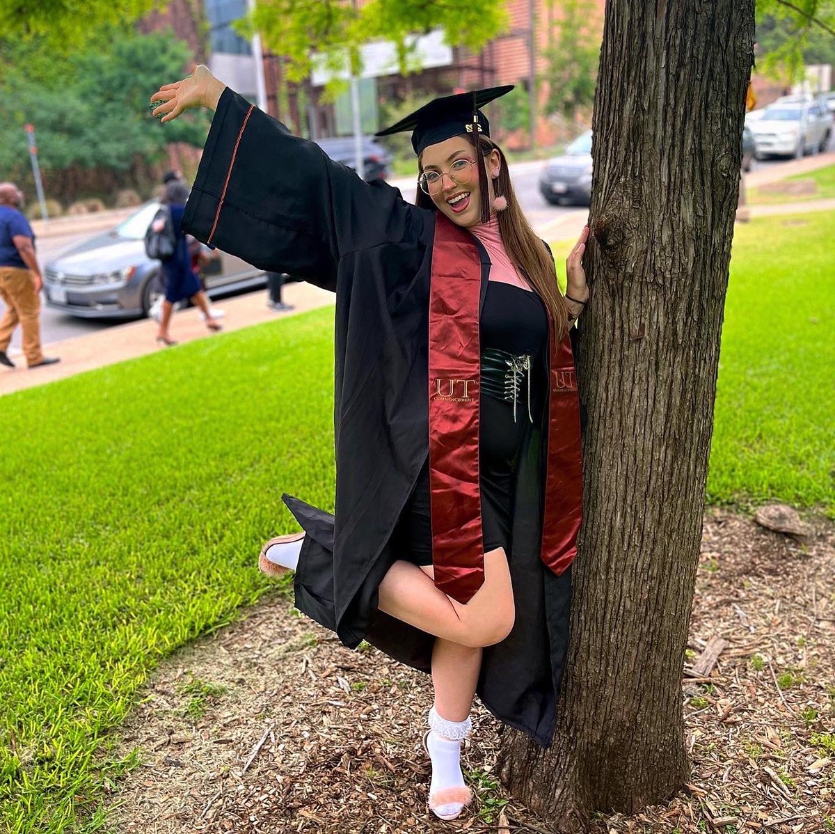 bwittussy's tweet photo. nothing else to say but a bitch is graduated!!! 👩🏼🎓🧡
#utaustingrad #fineartsgraduate🗞💐 https://t.co/SnIQYKOQqq
