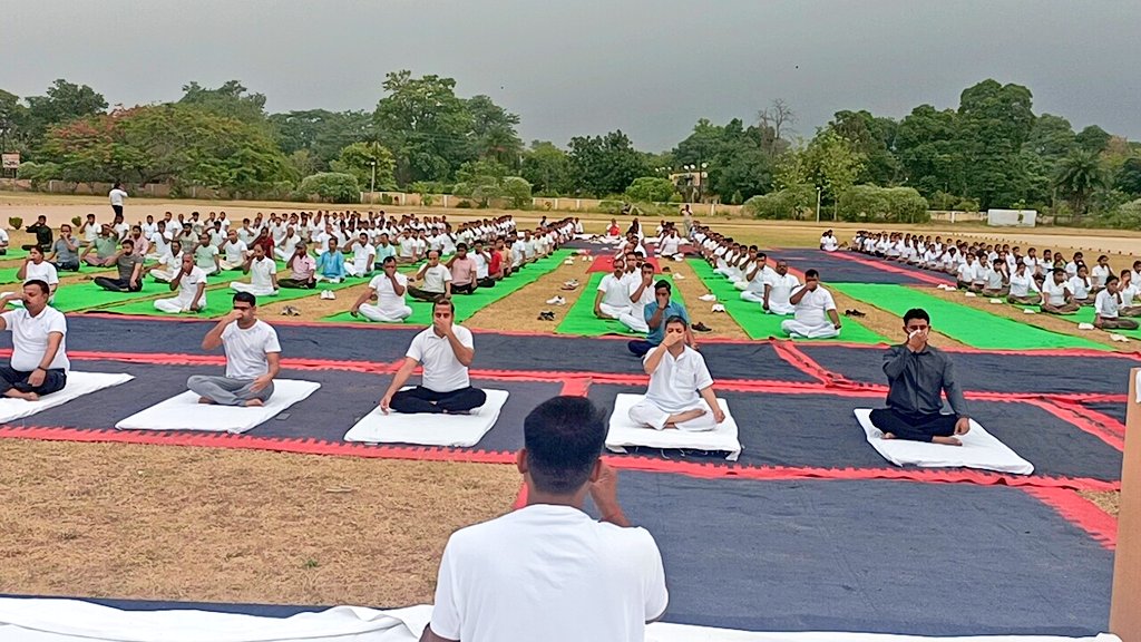 DIGDevipatan's tweet photo. रिज़र्व पुलिस लाइन जनपद गोण्डा में आयोजित #योग_महोत्सव में भाग लेकर विभिन्न योगाभ्यासों को करते हुए।#Digdevipatan https://t.co/6UjGkdn85I