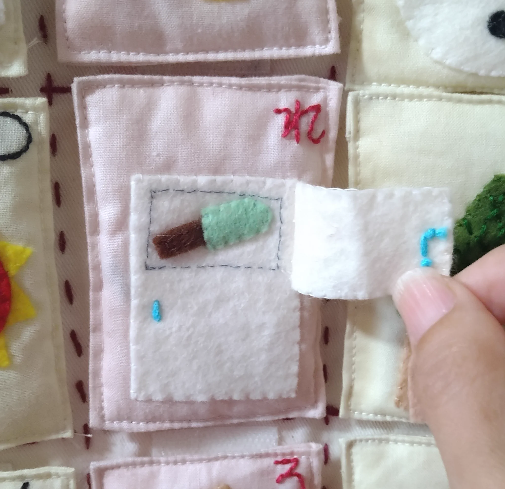愛情溢れる仕上がり。祖母が作ったフェルトのあいうえお表。