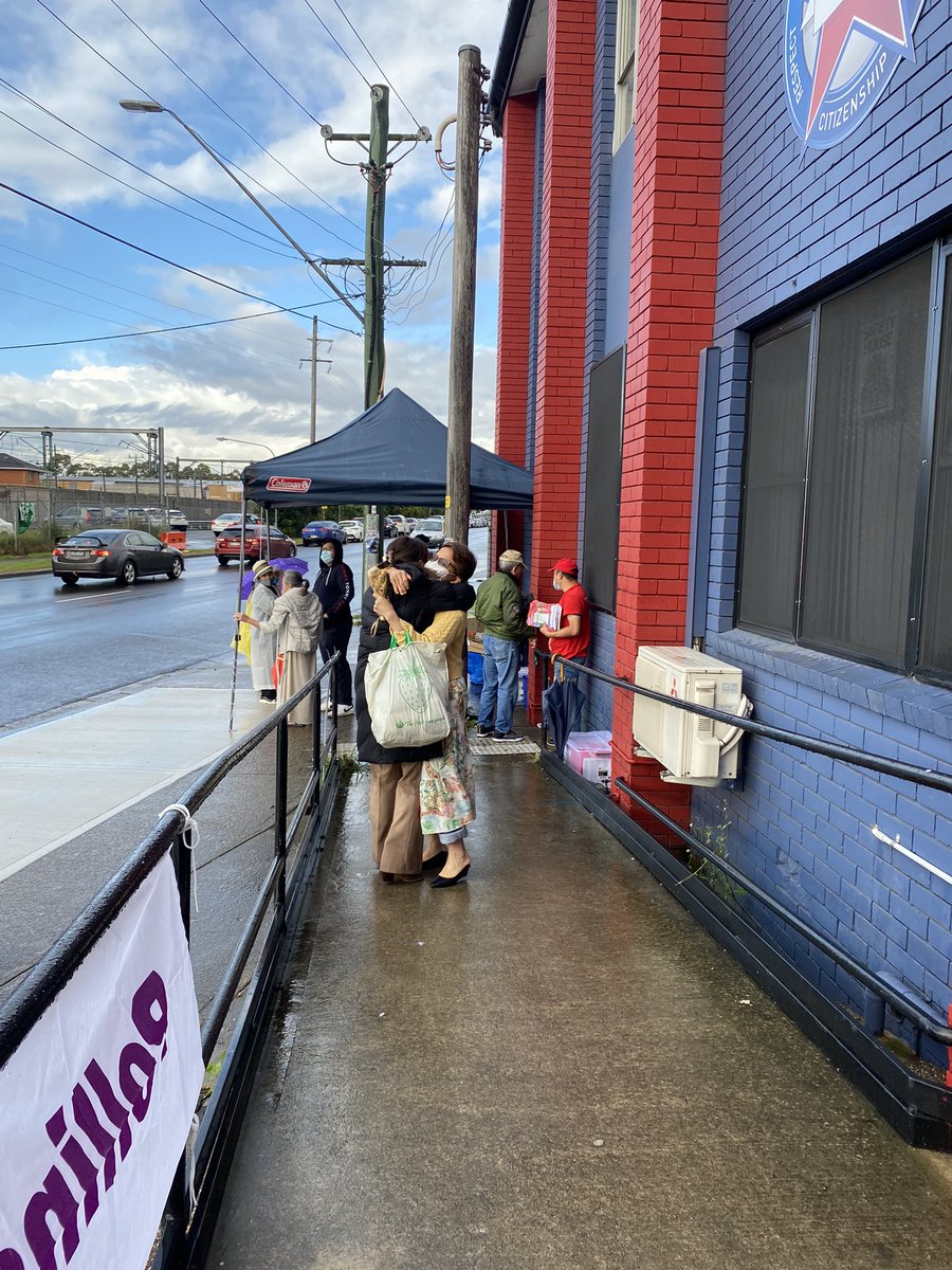 sueytweets's tweet photo. A well wisher giving @dai_le the biggest hug before polling today #auspol #makefowlerindependent https://t.co/9B3XDTrdlU