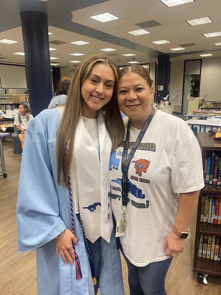 mrssanchez_DWE's tweet photo. Class of 2022! 🎓🐬 My first full year class! Best wishes to all the former dolphins 🐬 #bestclassever @HumbleISD_DWE @HumbleISD_KPHS @HumbleISD_KHS https://t.co/9ePSQv6DSU