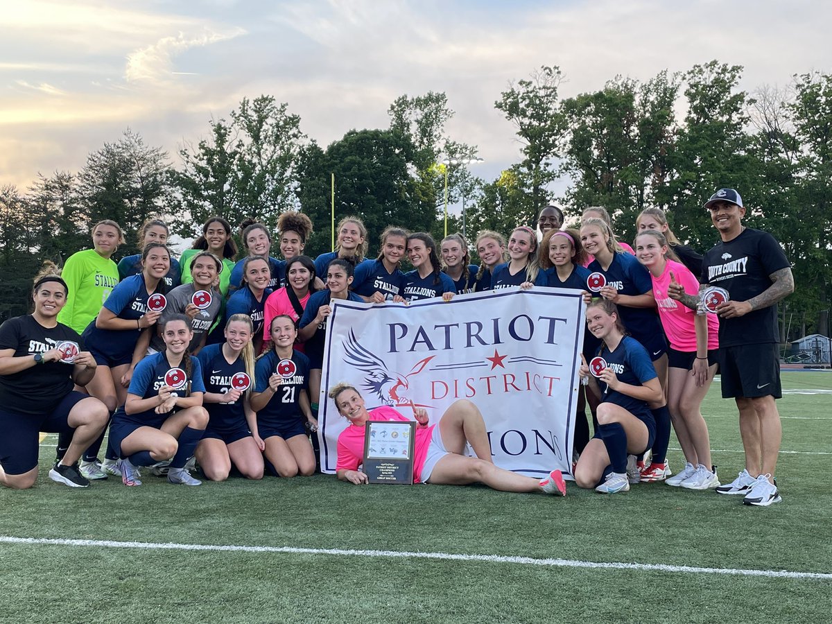 nina_pannoni's tweet photo. Four-peat!!!! 💙💚 #runitback https://t.co/onV5gW65Oc