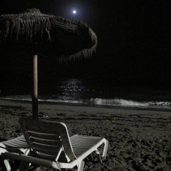 iteyoupone's tweet photo. beach at night 🖤 https://t.co/TKWky9QNAE