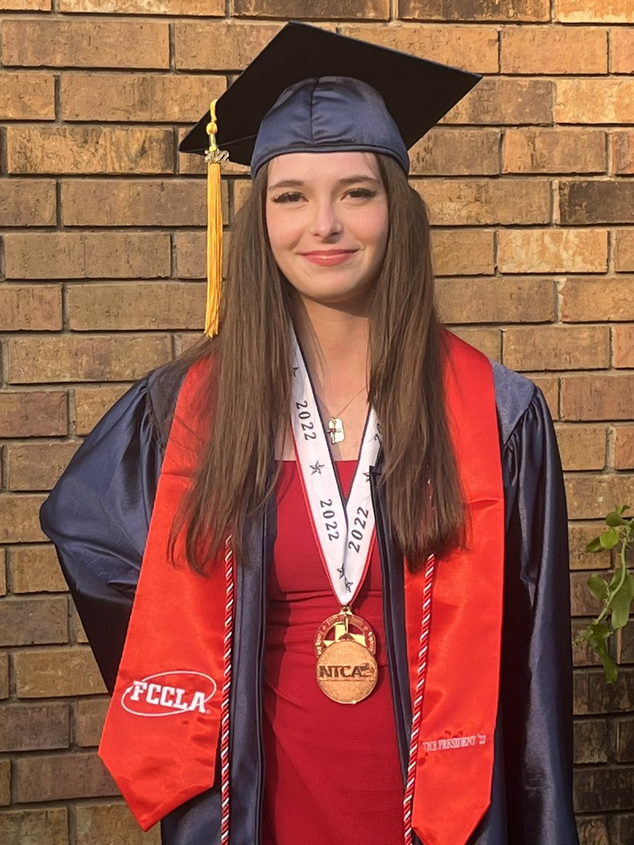 iveywe's tweet photo. Almost time! Here are the pre-graduation pics! https://t.co/SOBVSd71Q8