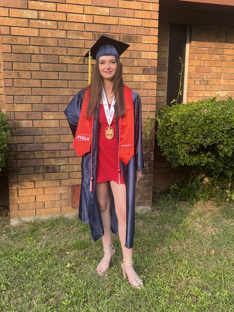 iveywe's tweet photo. Almost time! Here are the pre-graduation pics! https://t.co/SOBVSd71Q8