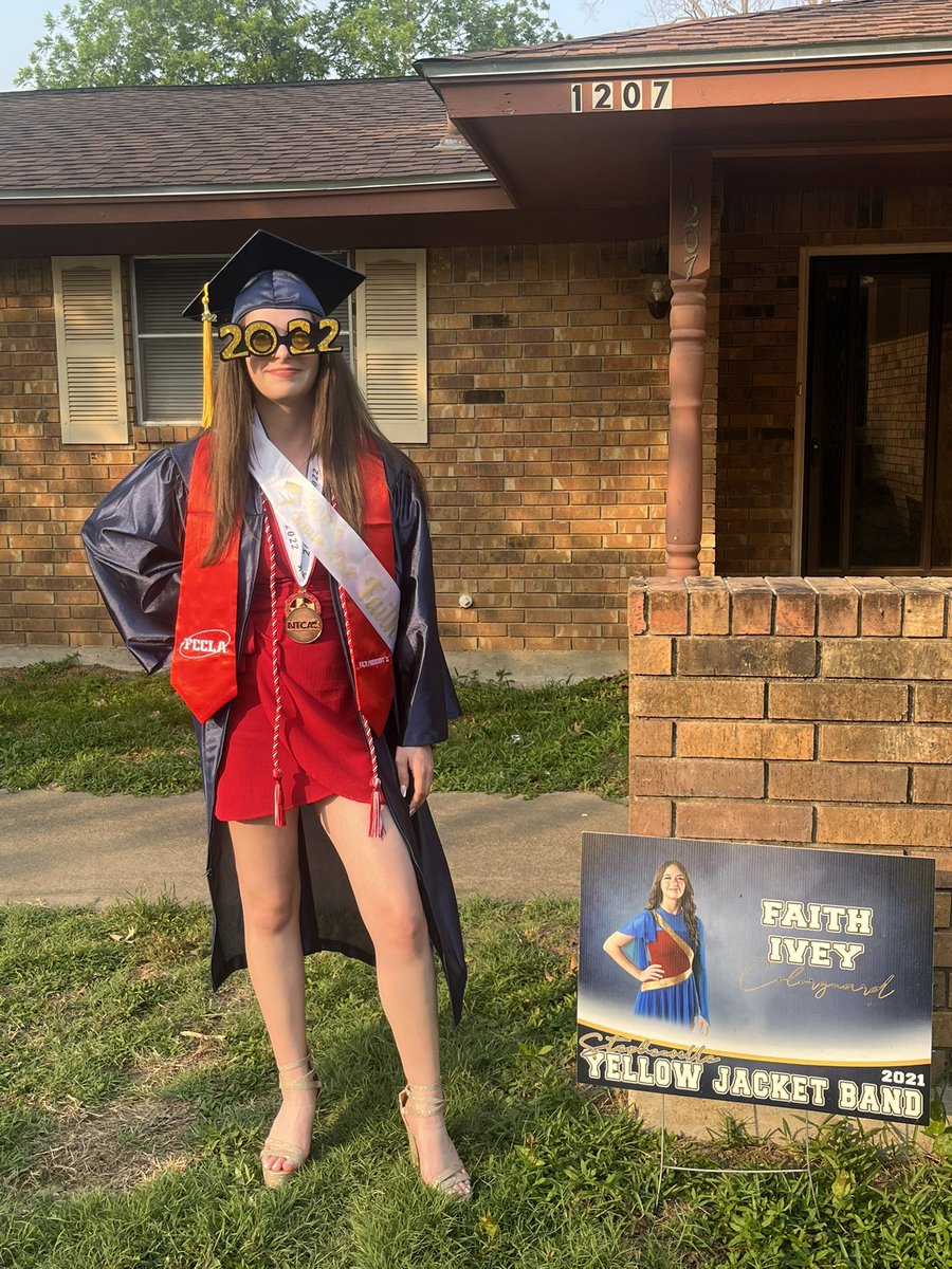 iveywe's tweet photo. Almost time! Here are the pre-graduation pics! https://t.co/SOBVSd71Q8