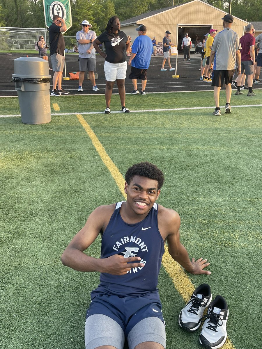 FirebirdsXCTF's tweet photo. Jerod Hargrave with a 7th place finish in the 400 Dash with a time of 53.02 at OHSAA District Finals #Compete #FirebirdFAM #HardWork https://t.co/3caOYHkaQa