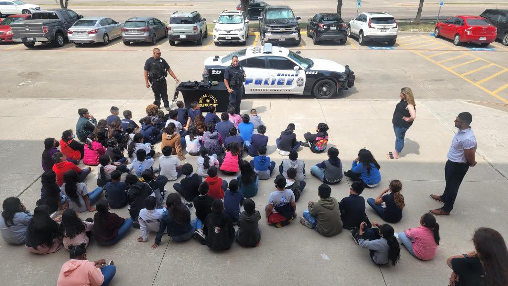 cigarroacowboys's tweet photo. What an amazing Career Day at Cigarroa! We had so many amazing guest speakers come out to present to our students. Jobs ranging from geologists, chefs, videographers, police officers, judge elects and many more. We are so grateful! @dallasschools @ClaritaRivera18 @DavidVillegas_ https://t.co/M6sbAxAko2
