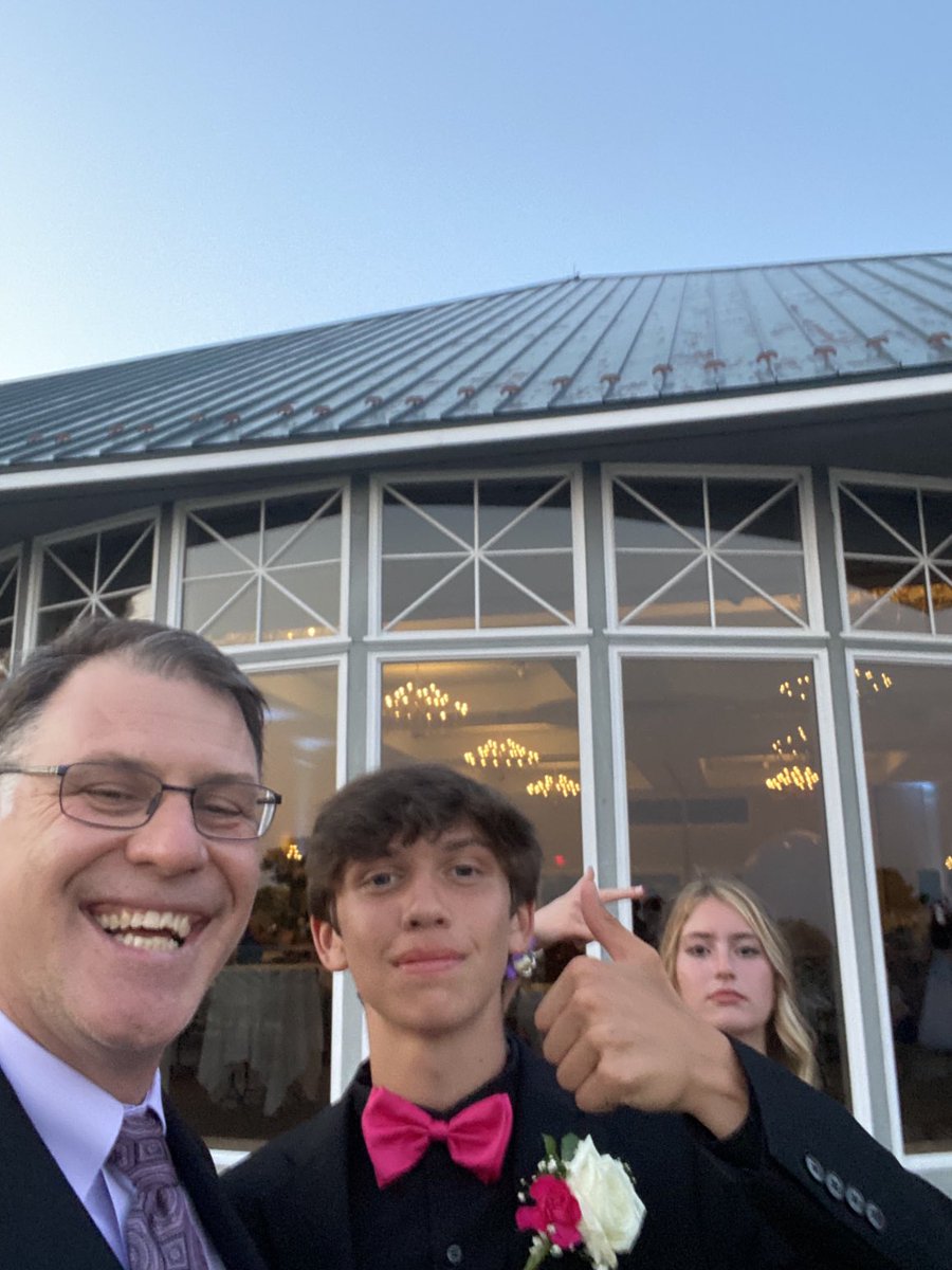 RiceThatRuns's tweet photo. We have a deck overlooking the James River. Great time for Prom Pictures #weRtabb https://t.co/XmcJeNGCpR