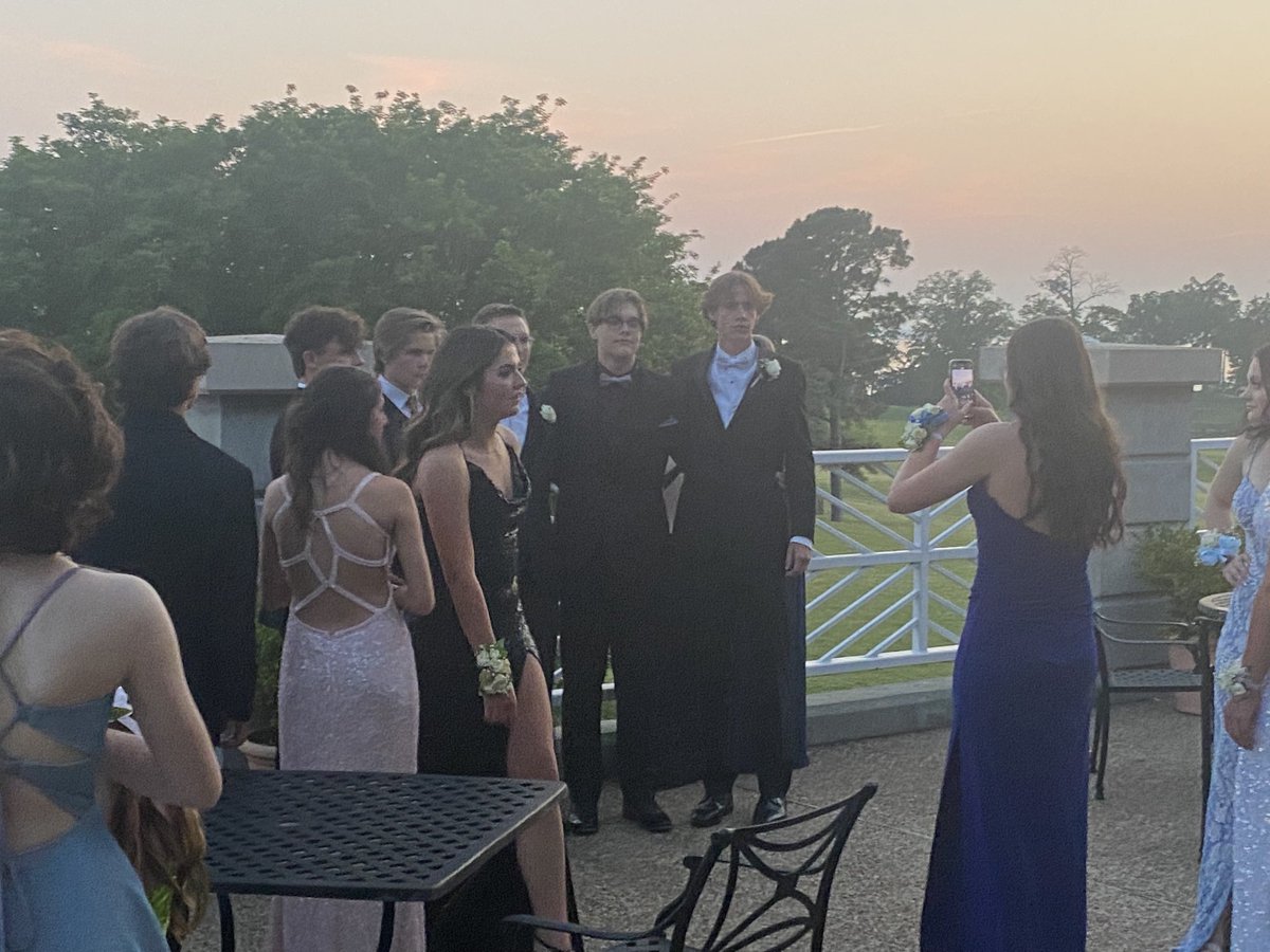 RiceThatRuns's tweet photo. We have a deck overlooking the James River. Great time for Prom Pictures #weRtabb https://t.co/XmcJeNGCpR