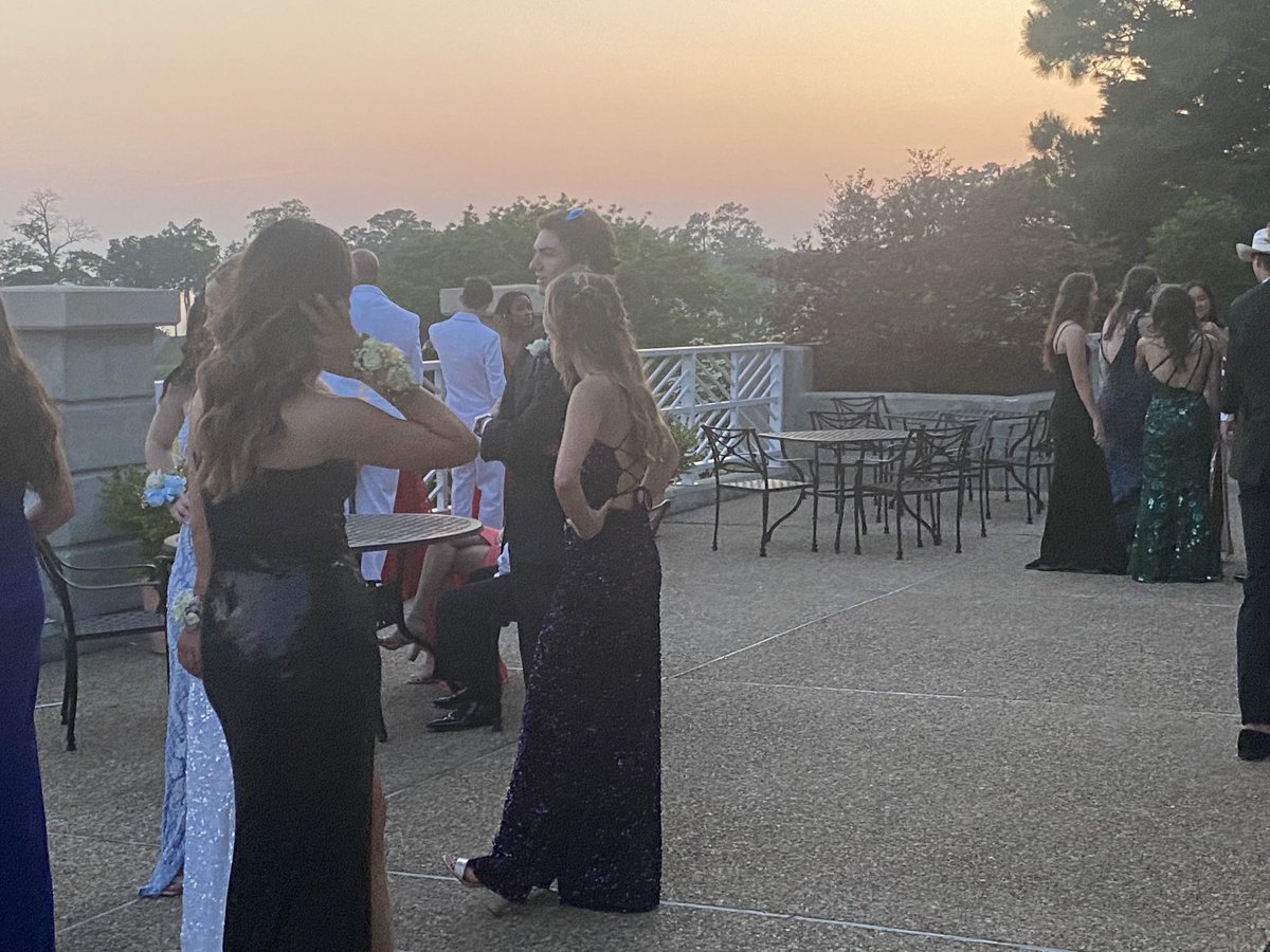 RiceThatRuns's tweet photo. We have a deck overlooking the James River. Great time for Prom Pictures #weRtabb https://t.co/XmcJeNGCpR