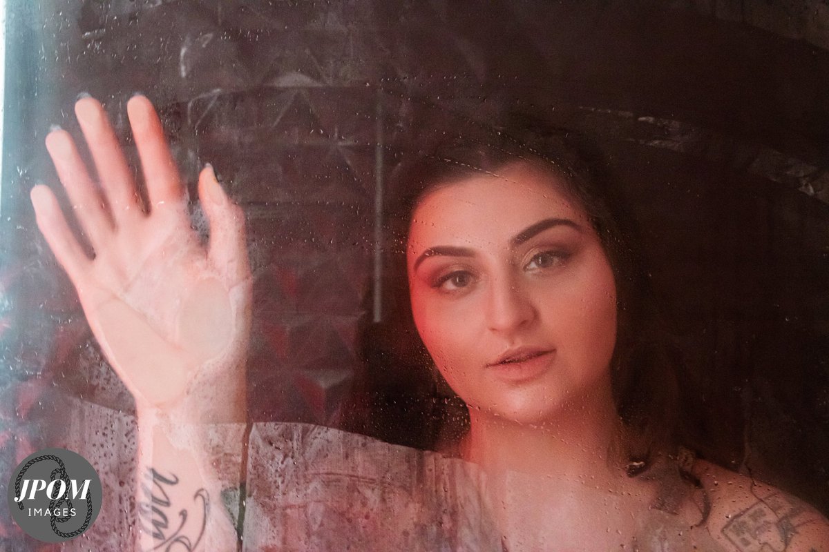 …But believe me, one day you will look at those photos, with much kinder eyes and say, "Dear God, I was a beautiful thing!"
#schittscreek #moirarose #beautiful #loveyourself #takethephoto #bedaring #nudephotography #chicagophotography