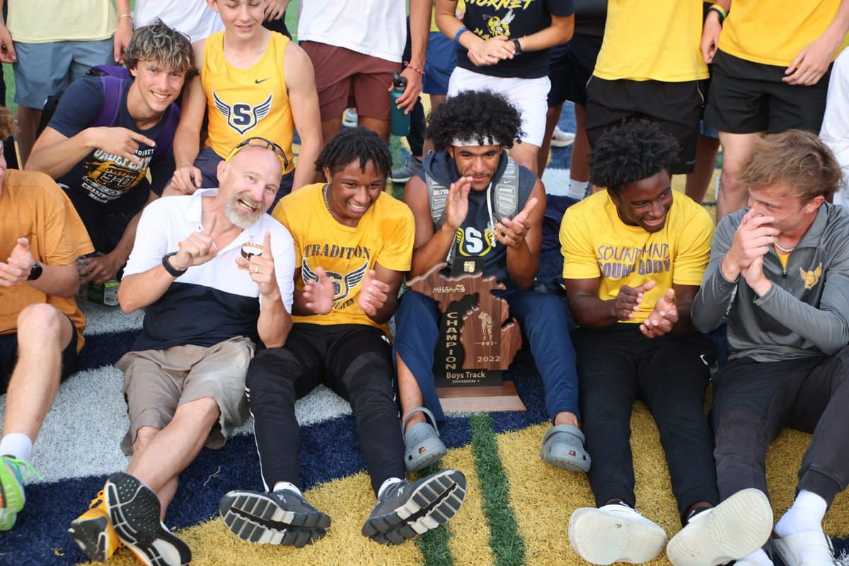 TheSalinePost's tweet photo. Saline boys are regional champs! https://t.co/RDEEOe0C4C