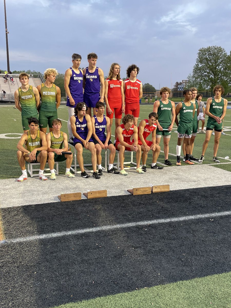 4x400 relay takes 3rd and advances to regionals!