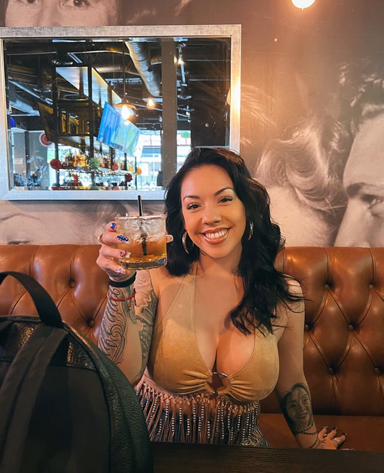 Happy Friday Y&rsquo;all!😛💛🍸 https://t.co/NnKNeAz39g