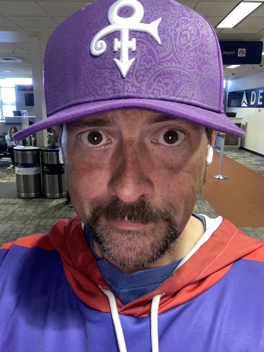 ThatKevinSmith's tweet photo. Had an amazing time at @veecon today talking about https://t.co/oFg3r4uBuZ!
Many thanks for the sweet reception! Now headed back to FLA for @MegaConOrlando.
Made this impulse purchase at the airport. Lady at the counter said “I heard Prince was quiet.”
“Not with me,” I replied. https://t.co/IikIAx9T1r