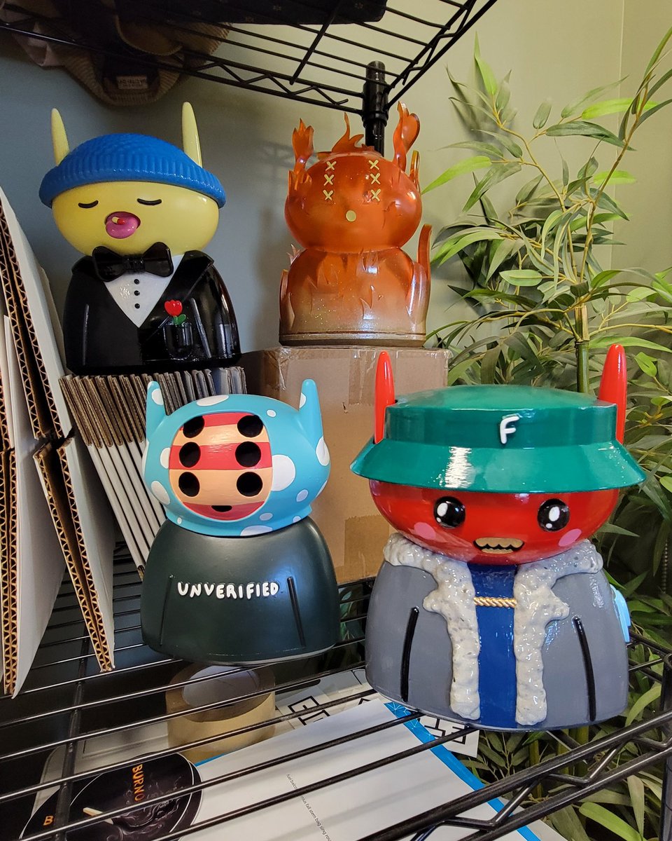 I'm gonna step off for a bit to take a rest and spend time with my love.

Be back real soon. Enjoy these <a href="/alienfrens/">alien frens</a> hanging out.

And check out some of my 2d 1/1s 
opensea.io/collection/me1…