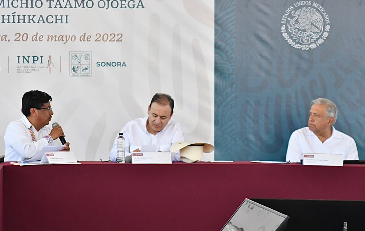 DEELAYUUK's tweet photo. En Mesa Colorada, Álamos, Sonora, el Presidente @lopezobrador_ recibe el Plan de Justicia del Pueblo Guarijío, de manos de sus Autoridades Tradicionales.

En unidad y con el diálogo, vamos a atender sus demandas de tierras y aguas, comunicación, salud y bienestar integral. https://t.co/m4zNrnEnsh