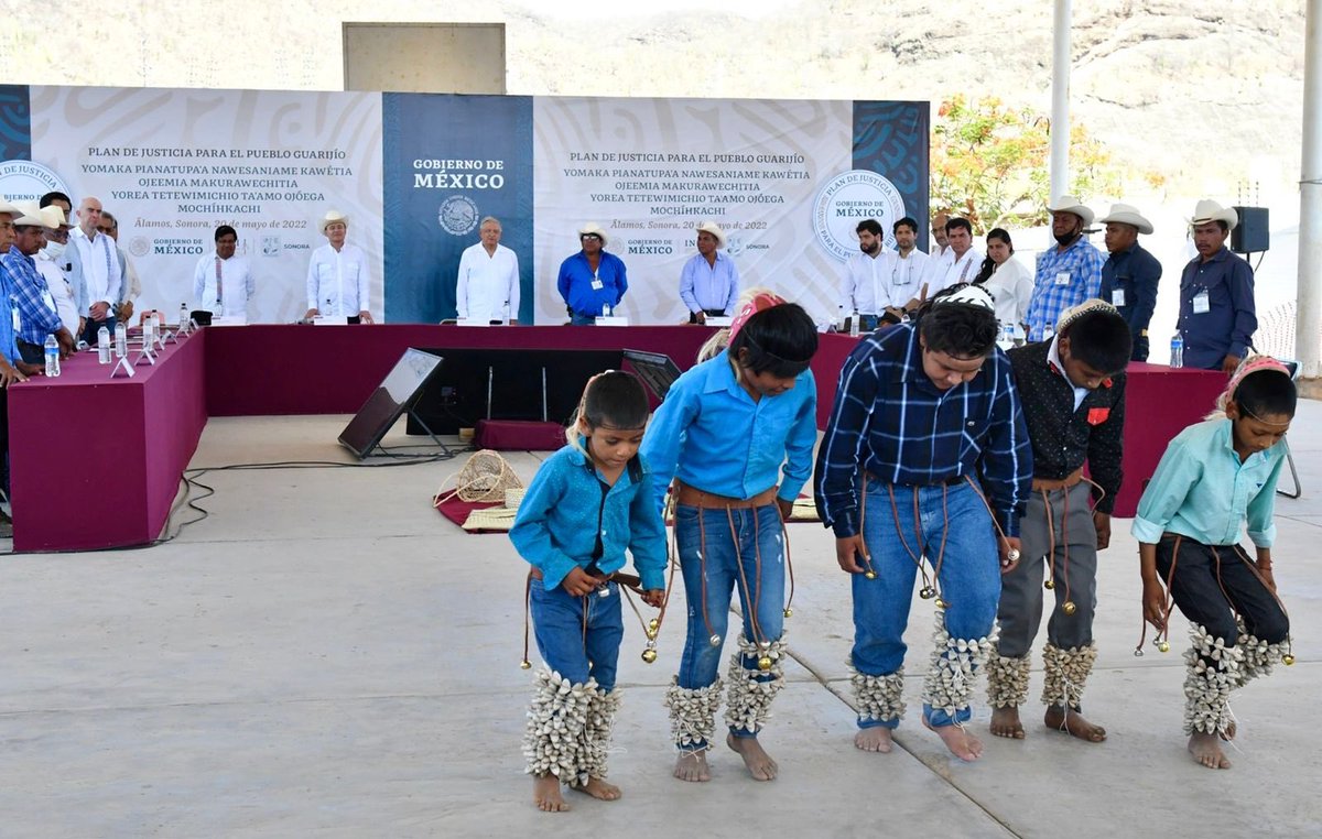 DEELAYUUK's tweet photo. En Mesa Colorada, Álamos, Sonora, el Presidente @lopezobrador_ recibe el Plan de Justicia del Pueblo Guarijío, de manos de sus Autoridades Tradicionales.

En unidad y con el diálogo, vamos a atender sus demandas de tierras y aguas, comunicación, salud y bienestar integral. https://t.co/m4zNrnEnsh