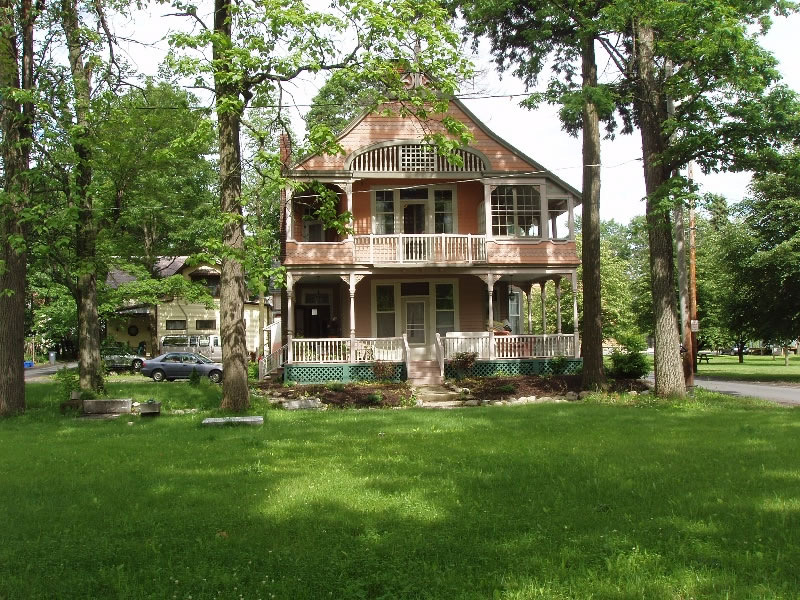 BeckyComish's tweet image. Last ditch #paintme post for our village victorian.  Tagging some people who may be interested in old houses &amp;amp; villages.  Looking for ideas / photos of similar houses / photos of paint schemes you like.  
@RizomaSchool @scratchyjohnson @nealjclark1 @MichaelTG09