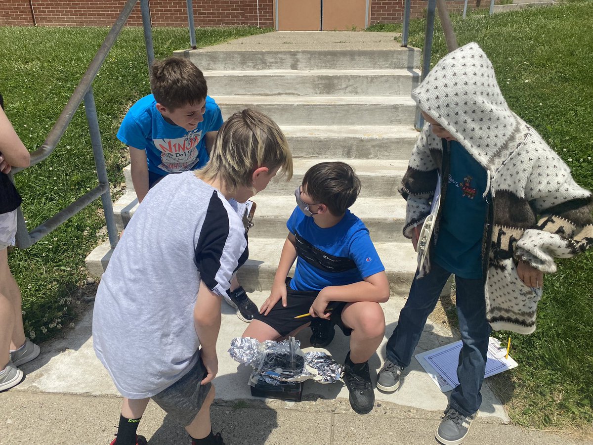 mrs_hatfield5's tweet photo. 5th graders designed solar ovens! Excellent for cooking s’mores 😋 #STEM @NREVSD_Monroe @NREVSD https://t.co/rjMzNvrms9