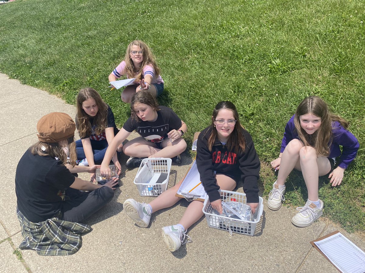 mrs_hatfield5's tweet photo. 5th graders designed solar ovens! Excellent for cooking s’mores 😋 #STEM @NREVSD_Monroe @NREVSD https://t.co/rjMzNvrms9