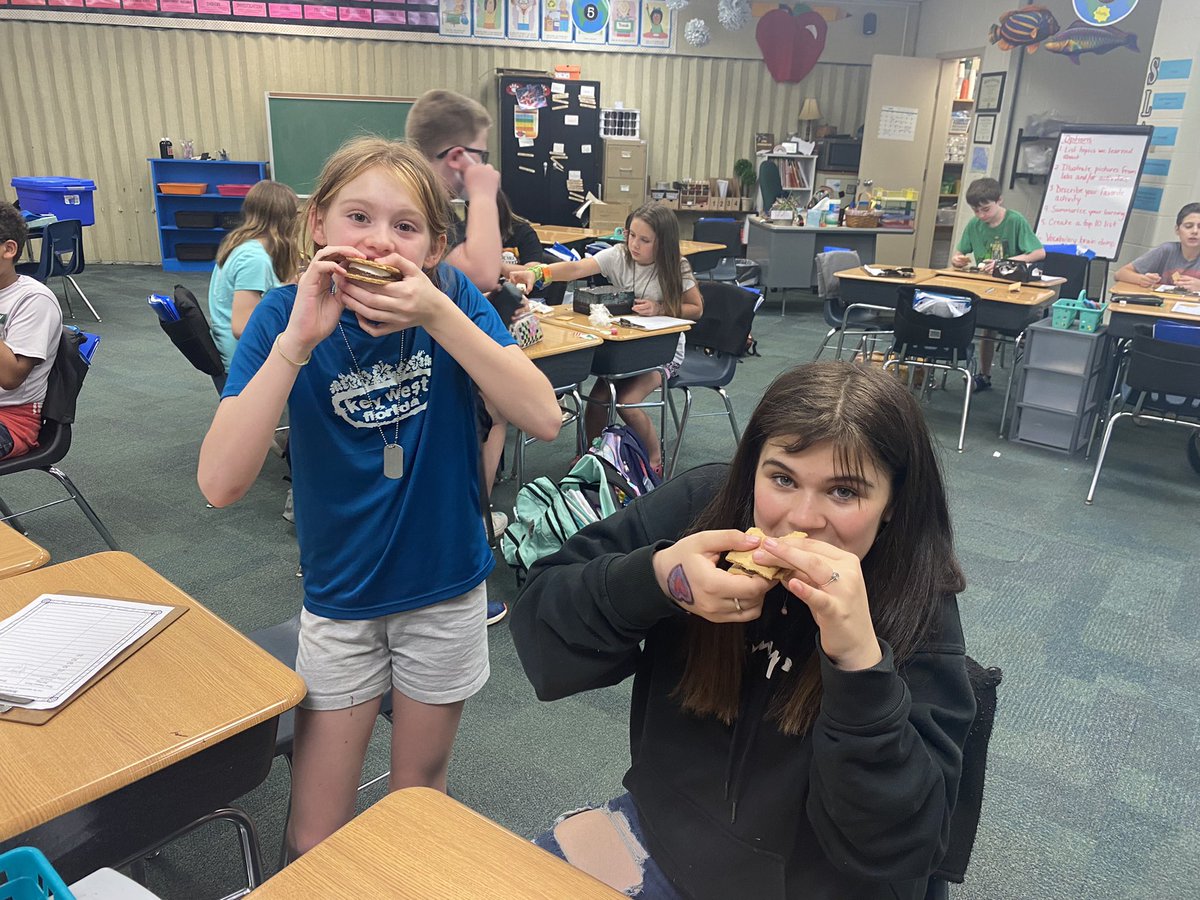 mrs_hatfield5's tweet photo. 5th graders designed solar ovens! Excellent for cooking s’mores 😋 #STEM @NREVSD_Monroe @NREVSD https://t.co/rjMzNvrms9