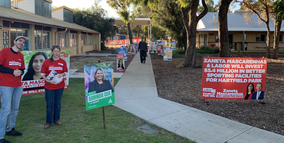 timdy's tweet photo. Ready to go with corflute alley in #swan #AusVotes2022 #myboothrules https://t.co/YdSTJy8jbA