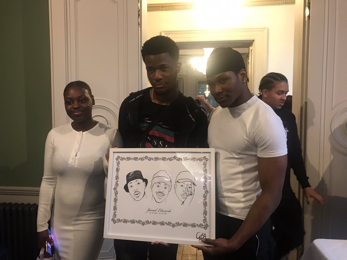 DrAyshaRaza's tweet photo. Rachel from @artificationuk producing some amazing art projects with #YoungPeople &amp; the fabulous illustrations &amp; t-shirts from @a2a3collection https://t.co/eREoKcwrdv
