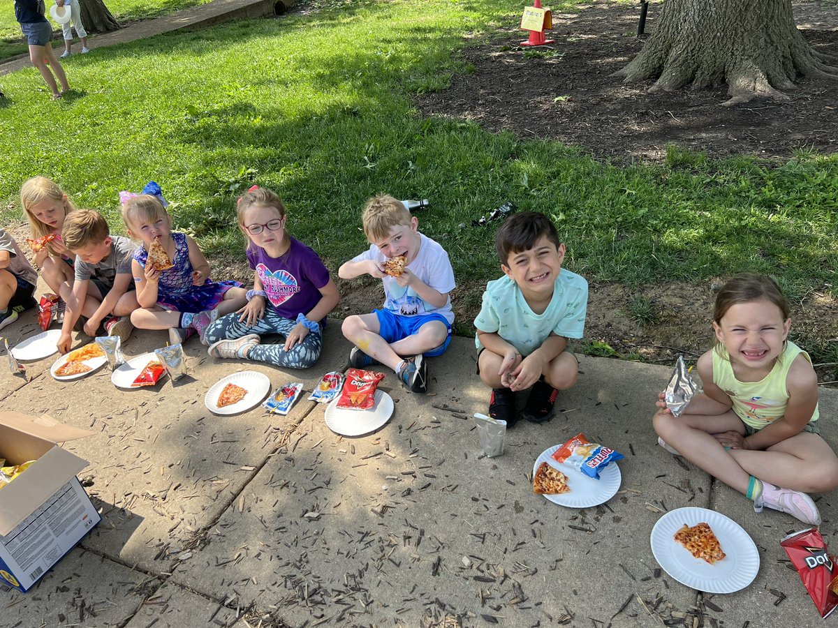 Kindergarten Celebration/Picnic!🎉🎓  🎈Balloon pop countdown was pizza party!!!🍕9 days left!!!