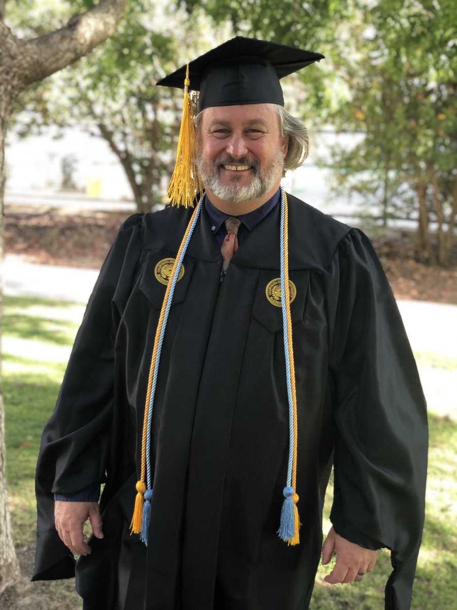 jenbaldwin's tweet photo. Congratulations to #graddad James Burger, Master of Public Administration! #csub2022 https://t.co/99AN3uusrE