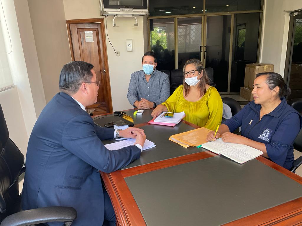max_gaibor's tweet photo. #Babahoyo | Con la finalidad de articular acciones a través de cooperación interinstitucional a favor de la población más vulnerable del cantón, nos reunimos con la Directora del Departamento Social del GAD #Montalvo, Lic. Marlene Zúñiga. 
#JuntosCumplimos 
#GobiernoDelEncuentro https://t.co/qf0Fe1CLpZ