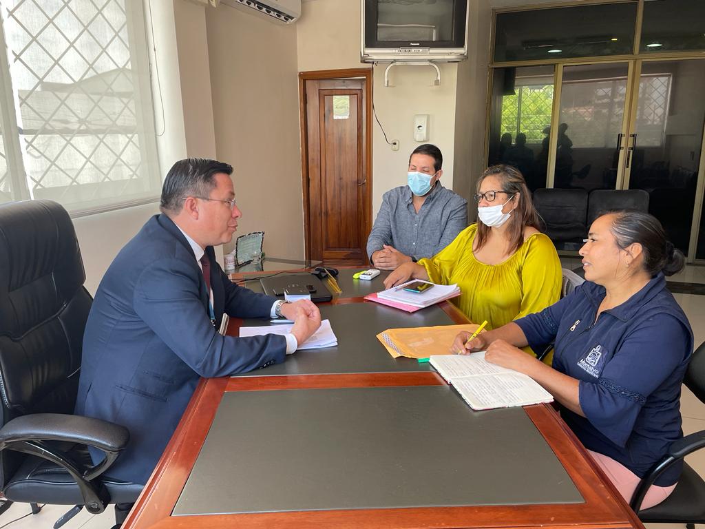 max_gaibor's tweet photo. #Babahoyo | Con la finalidad de articular acciones a través de cooperación interinstitucional a favor de la población más vulnerable del cantón, nos reunimos con la Directora del Departamento Social del GAD #Montalvo, Lic. Marlene Zúñiga. 
#JuntosCumplimos 
#GobiernoDelEncuentro https://t.co/qf0Fe1CLpZ