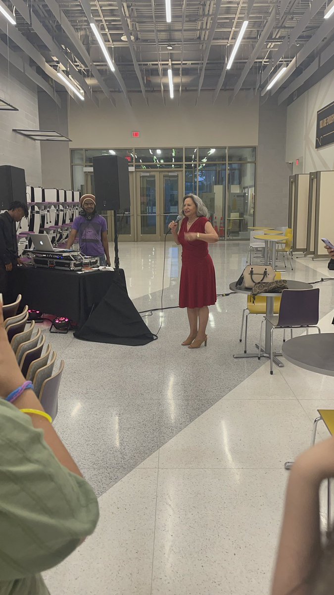 4Mooreedu's tweet photo. What an honor to have @Viola_NSBA come and meet our @GarciaMS_AISD students at their Enchanted dance. Thank you so much for your continuous support with our students. @AldineISD https://t.co/8XMSPL7cgh