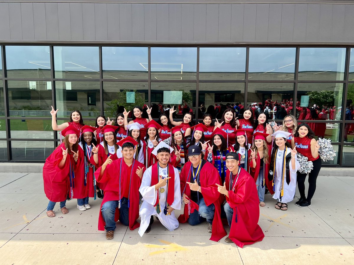 A Friday full of celebrations 🎉
Soon we’ll be watching these seniors cross the stage! 🥹